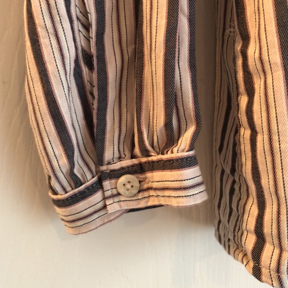 Lee button down blouse. Cute narrow cuffs. Feminine mini-pleats across back. - Picture 4 of 6